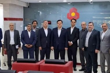 دیدار و گفت وگوی مدیرعامل بانک ملت و مدیران عامل دو خودروساز بزرگ کشور با محوریت رونق تولید و اشتغال