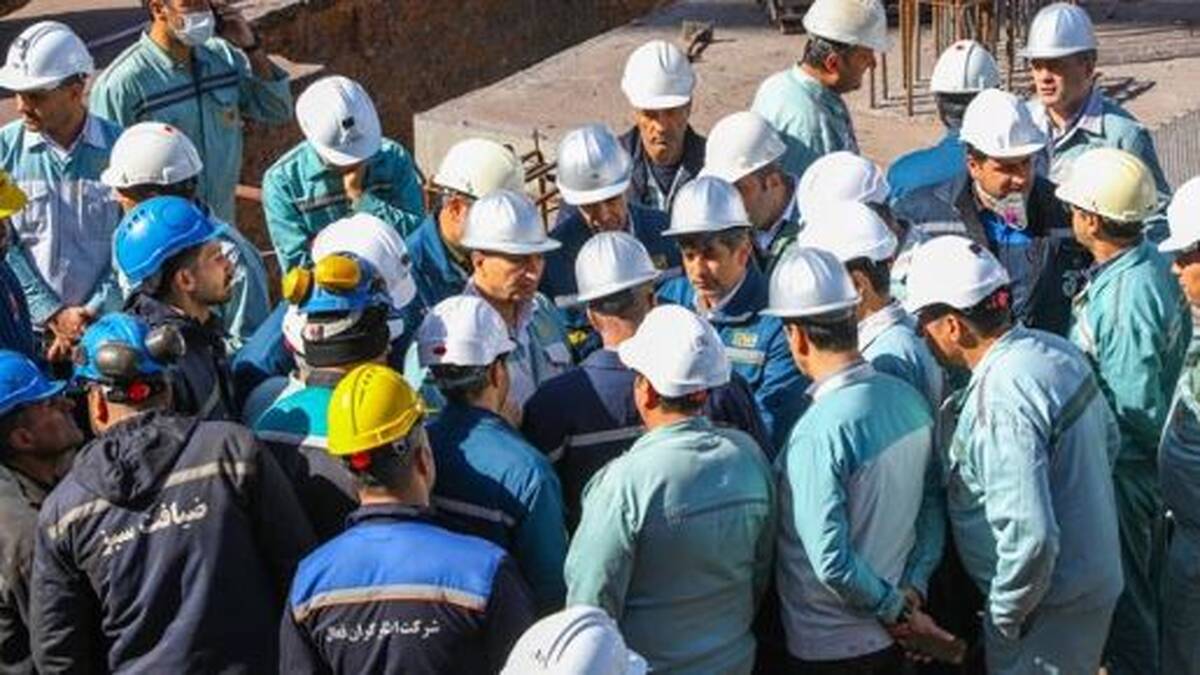 کارگران گروه فولاد مبارکه همراهان وفادار جبهه صنعت و دلگرمی دوران گذار از بازسازی