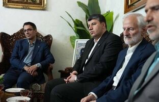 دیدار افشین خانی با خانواده اولین شهید بانک صادرات ایران/ تاکید بر الگوبرداری از سیره شهدا در خدمت‌رسانی به مردم