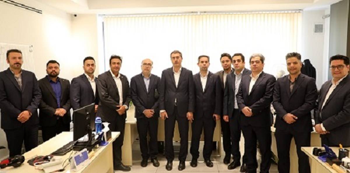 بازدید مدیر عامل بانک سینا از مرکز ارتباط با مشتریان و واحد‌های مستقر در ساختمان میر عماد