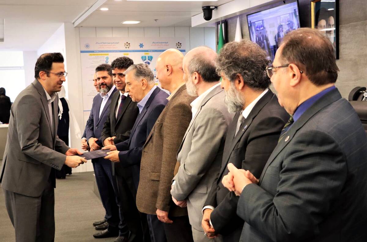 دریافت لوح سپاس برای «تدوین سند استراتژی بیمه دی» در جشنواره ملی بهره‌وری