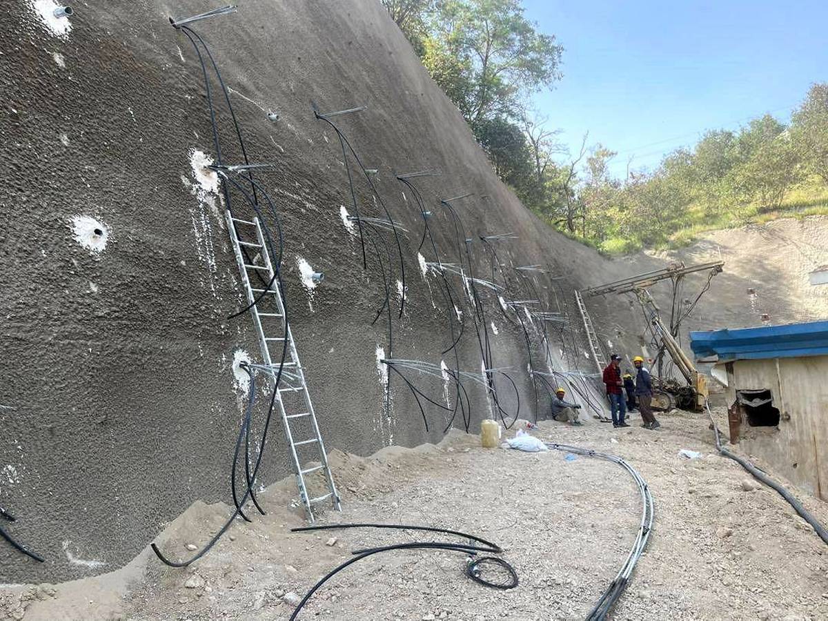 معاون شهردار منطقه یک:عملیات پایدارسازی دیواره ۱۸ متری گلابدره در مراحل پایانی است
