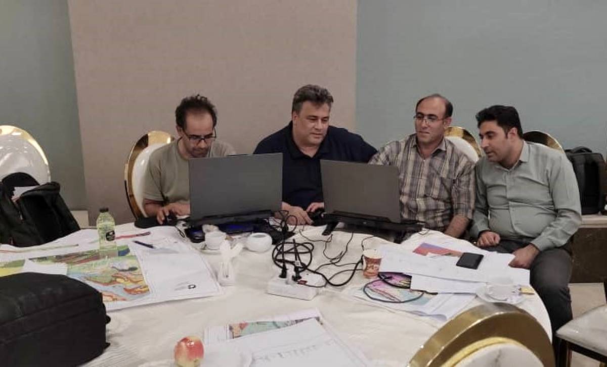 مدیر فنی پروژه پهنه اکتشافی بردسکن خبر داد: فرآیند همسان‌سازی، بررسی و کنترل نقشه‌های تکمیل‌شده پروژه بردسکن با هدف استانداردسازی، شکل‌گیری استایل یکپارچه و تطبیق با قالب رسمی آغاز شد