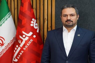 اعطای نشان عالی مدیر سال به مدیر عامل بانک شهر