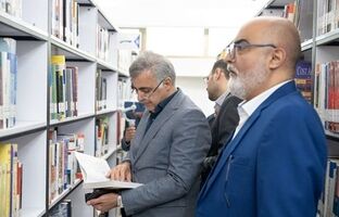 بازدید مدیرعامل گروه توسعه پتروایران از کتابخانه عمومی پارک‌شهر به مناسبت روز کتاب و کتاب‌خوانی