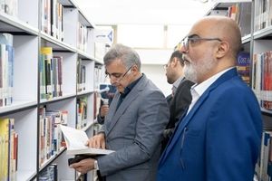 بازدید مدیرعامل گروه توسعه پتروایران از کتابخانه عمومی پارک‌شهر به مناسبت روز کتاب و کتاب‌خوانی