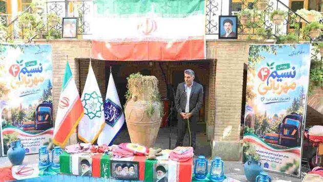 توزیع ۱۵۰۰ کوله و لوازم التحریر بین دانش آموزان کم برخوردار منطقه ۱۲