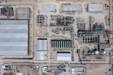 پیشرفت طرح پلی‌اتیلن سنگین شرکت صنایع پلیمر گچساران از ۵۰ درصد عبور کرد/ نصب مخازن دوقلوی ذخیره بوتن پروژه