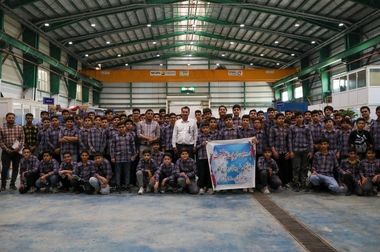 رآکتور اوره هنگام آماده نصب می‌شود