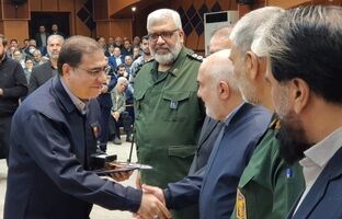 اعطای تندیس و لوح نشان اقتصاد مقاومتی استان به مدیرعامل فولاد خوزستان
