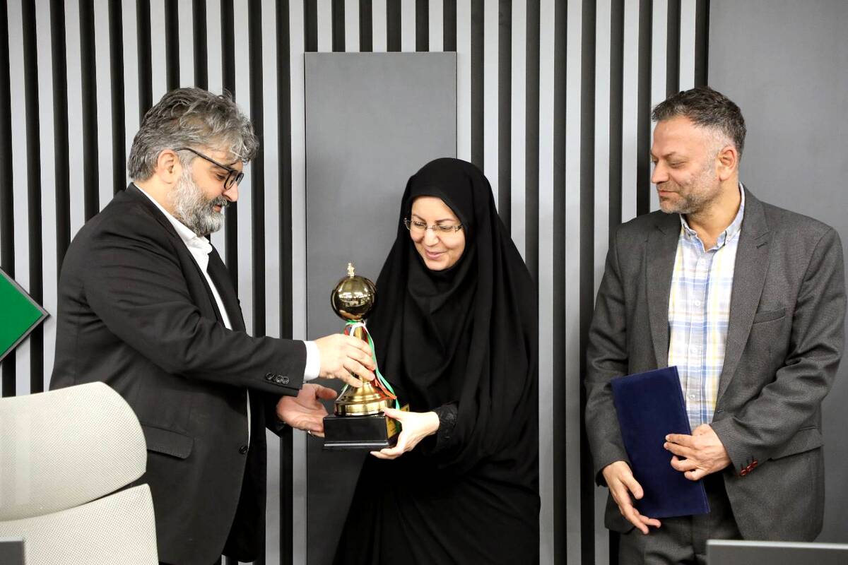 تقدیر مدیرعامل تیم قهرمان چهارمین جام فوتسال صنعت بیمه از پژوهشکده بیمه 
