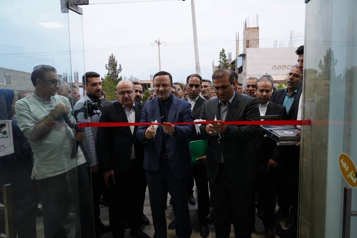  نخستین دفتر خدمات هوشمند مناطق آزاد در ارس افتتاح شد / اولین گردشگر خارجی کارت مناطق آزاد ایران را دریافت کرد