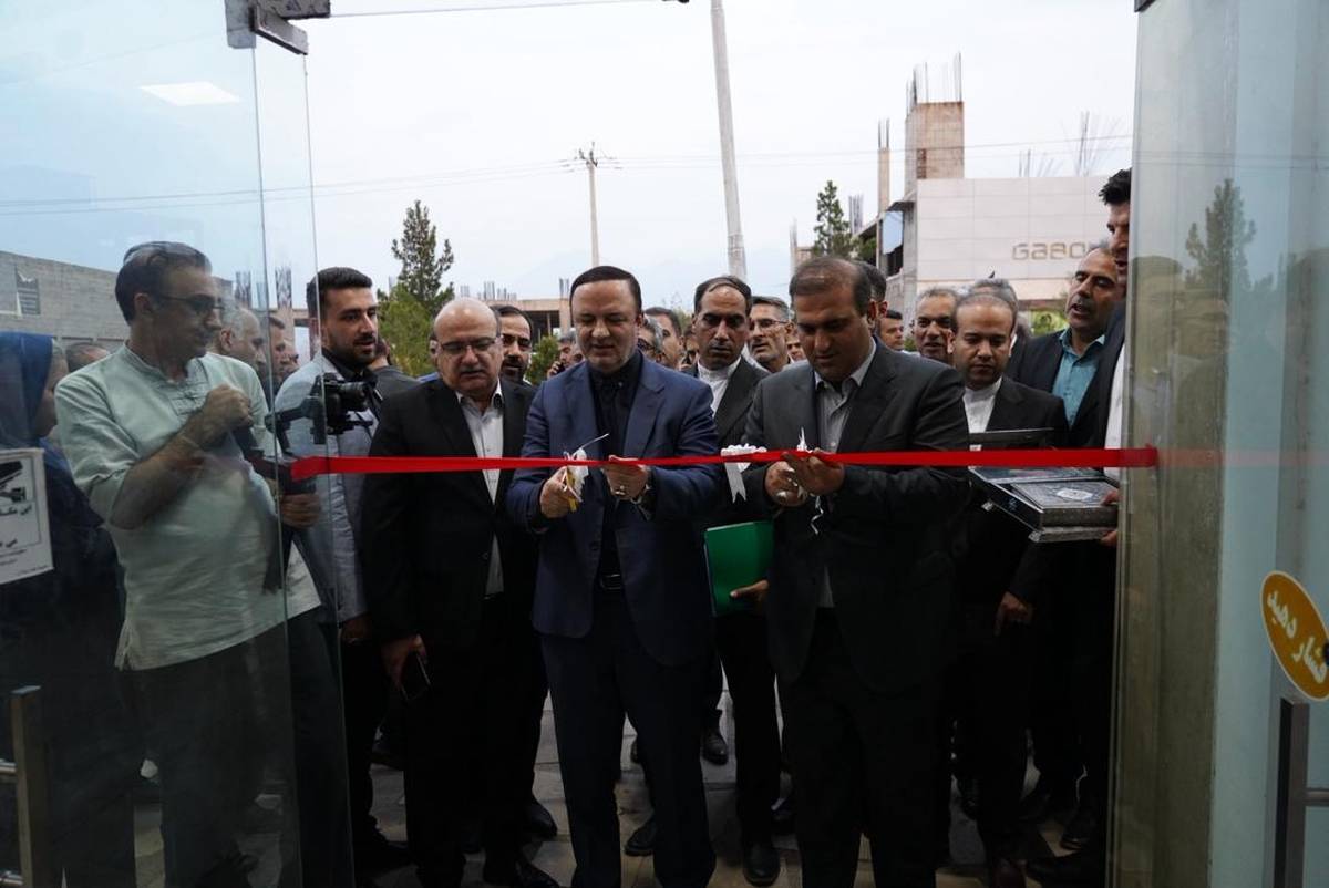  نخستین دفتر خدمات هوشمند مناطق آزاد در ارس افتتاح شد / اولین گردشگر خارجی کارت مناطق آزاد ایران را دریافت کرد