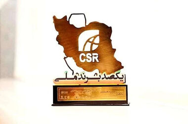 اهتزاز پرچم پتروشیمی شیراز بر فراز قله دماوند