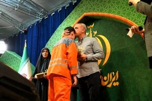 تجلیل از سفیران پاکیزگی و سبز منطقه یک در اجتماع شبانه میدان تجریش