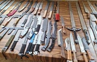 ضربه پلیس به بازار سیاه سلاح‌های غیرمتعارف در جنوب غرب تهران؛ کشف و ضبط ۳۰۰ تیغه سلاح سرد