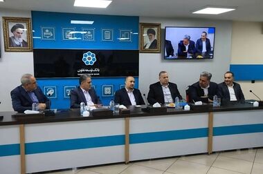 کارکنان شادمان مشتریان شادمان به بانک تحویل می دهند