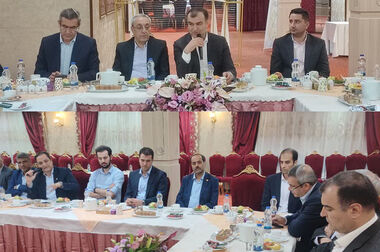 تکریم یادگاران شهدا در بیمه البرز به مناسبت هفته دفاع مقدس