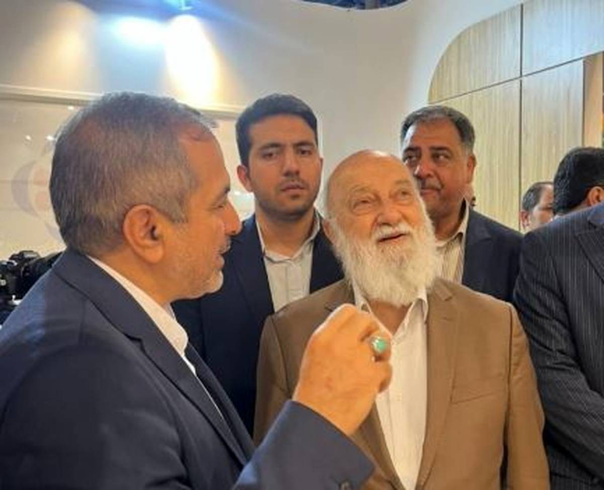  بازدید دکتر مهدی چمران، رئیس شورای اسلامی شهر تهران، از غرفه موسسه اعتباری ملل، در نمایشگاه بین‌المللی مشهد