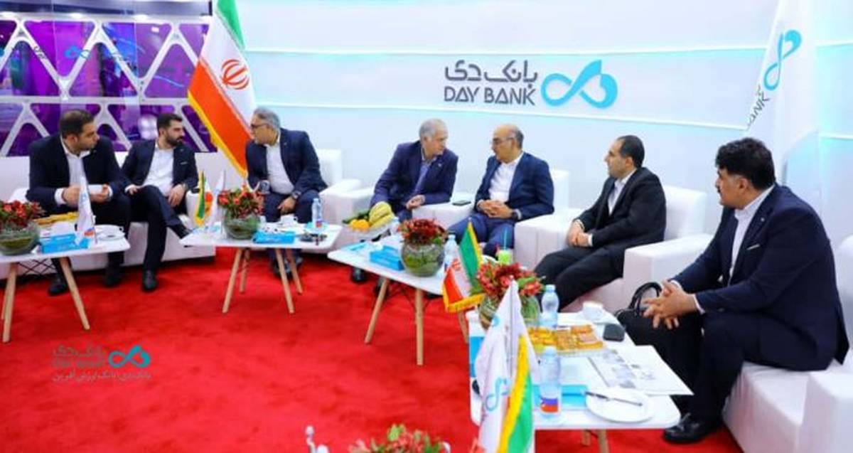ادامه رایزنی‌ها در غرفه بانک دی، در پنجمین روز نمایشگاه کیش اکسپو