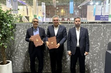 دیدار مدیرعامل بیمه معلم با خانواده شهدای دانش‌آموز در میناب
