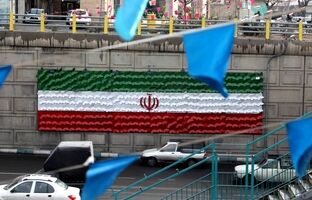 رونمایی از پرچم ۱۵ متری ایران مزین به ۶۰۰ پروانه یاد شهدا
